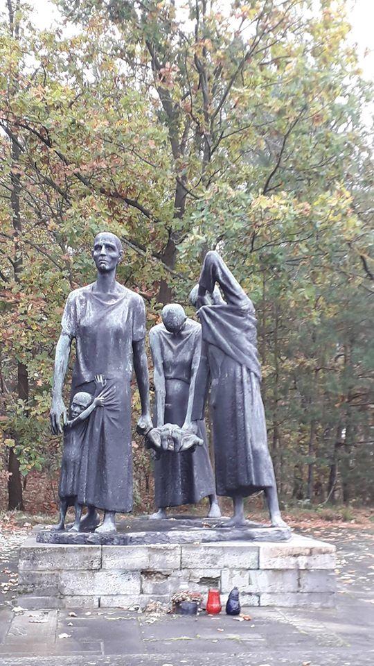 Памятник узникам концлагеря Равенсбрюк